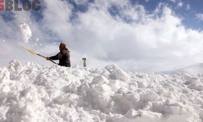 لحظه تبدیل آب جوش به یخ در آسمان کامیاران کردستان / فیلم – بلاگی ها