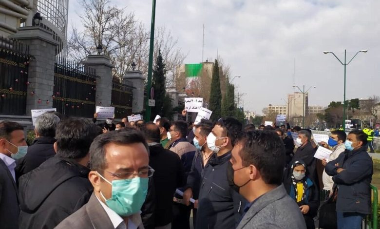 تجمع در مقابل مجلس در اعتراض به افزایش حقوق ۱۴۰۱ / عکس – بلاگی ها