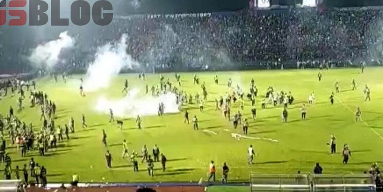 فاجعه انسانی در اندونزی؛ درگیری در مسابقه فوتبال با ۳۰۰ کشته یا زخمی! + فیلم – بلاگی ها