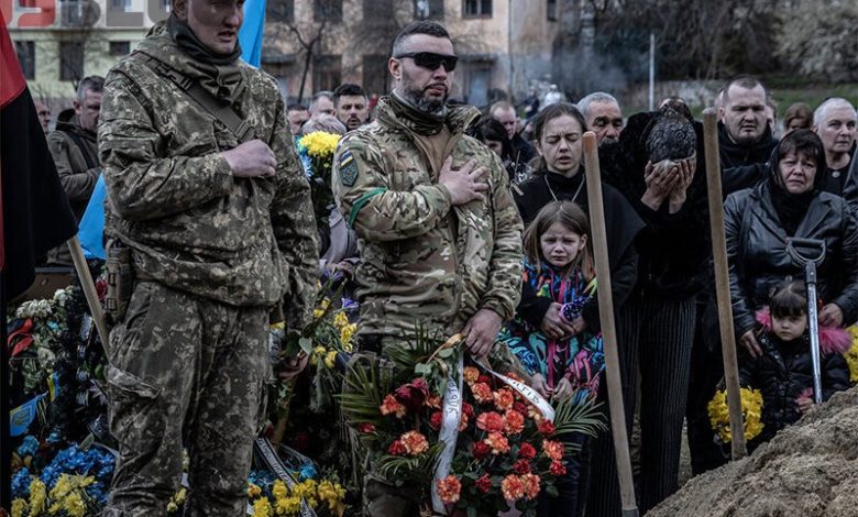 ویدیو غم انگیز از استقبال متفاوت اوکراینی‌ها از جنازه سربازان فوت شده در جنگ – بلاگی ها